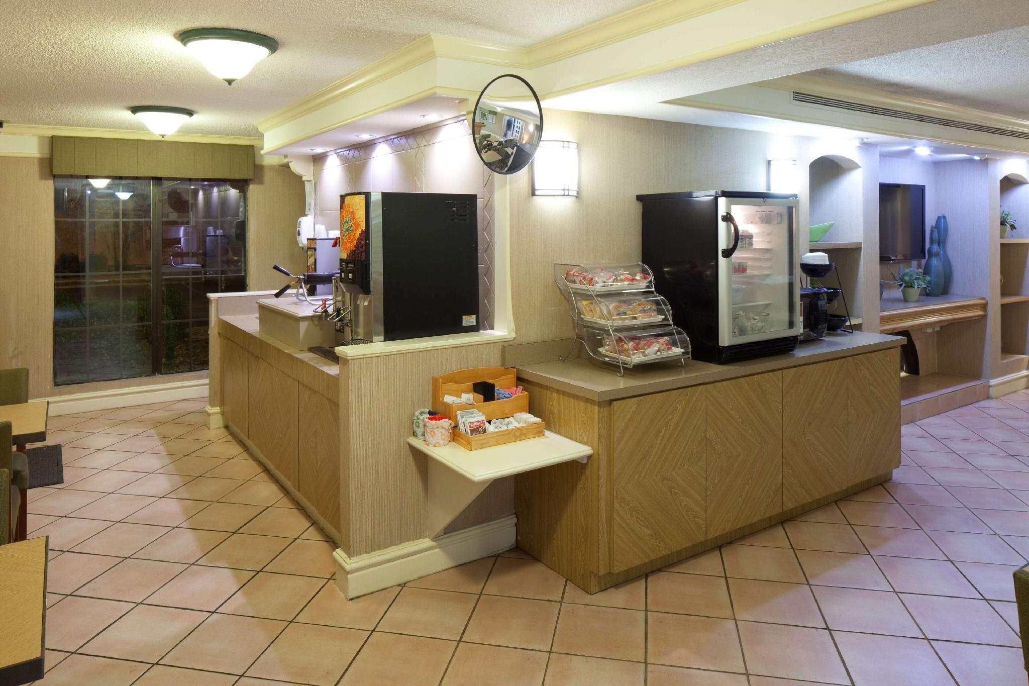 La Quinta Inn By Wyndham Huntsville Research Park Exterior photo