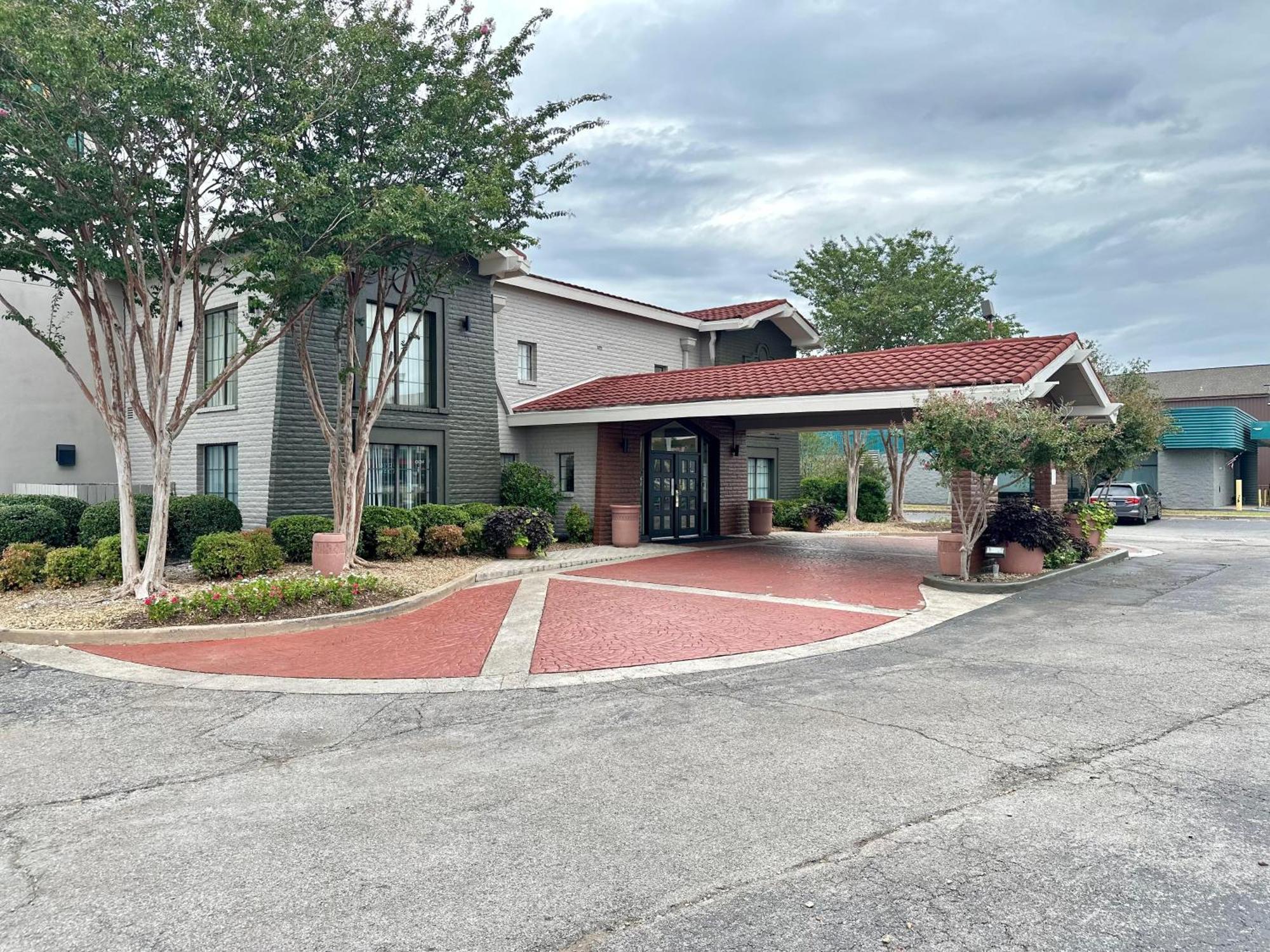 La Quinta Inn By Wyndham Huntsville Research Park Exterior photo