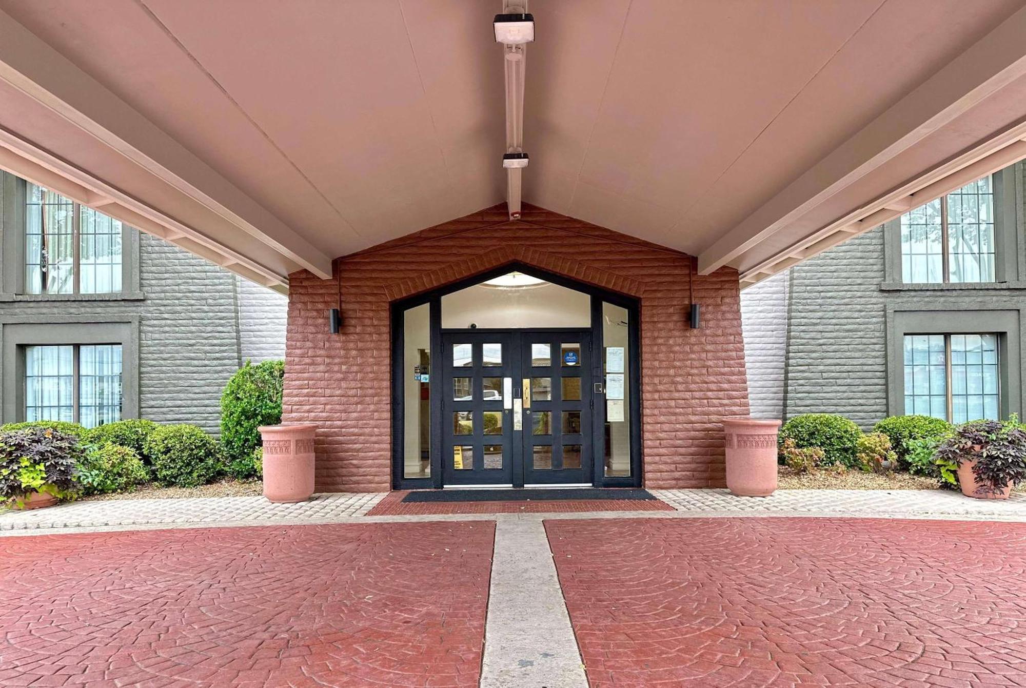 La Quinta Inn By Wyndham Huntsville Research Park Exterior photo