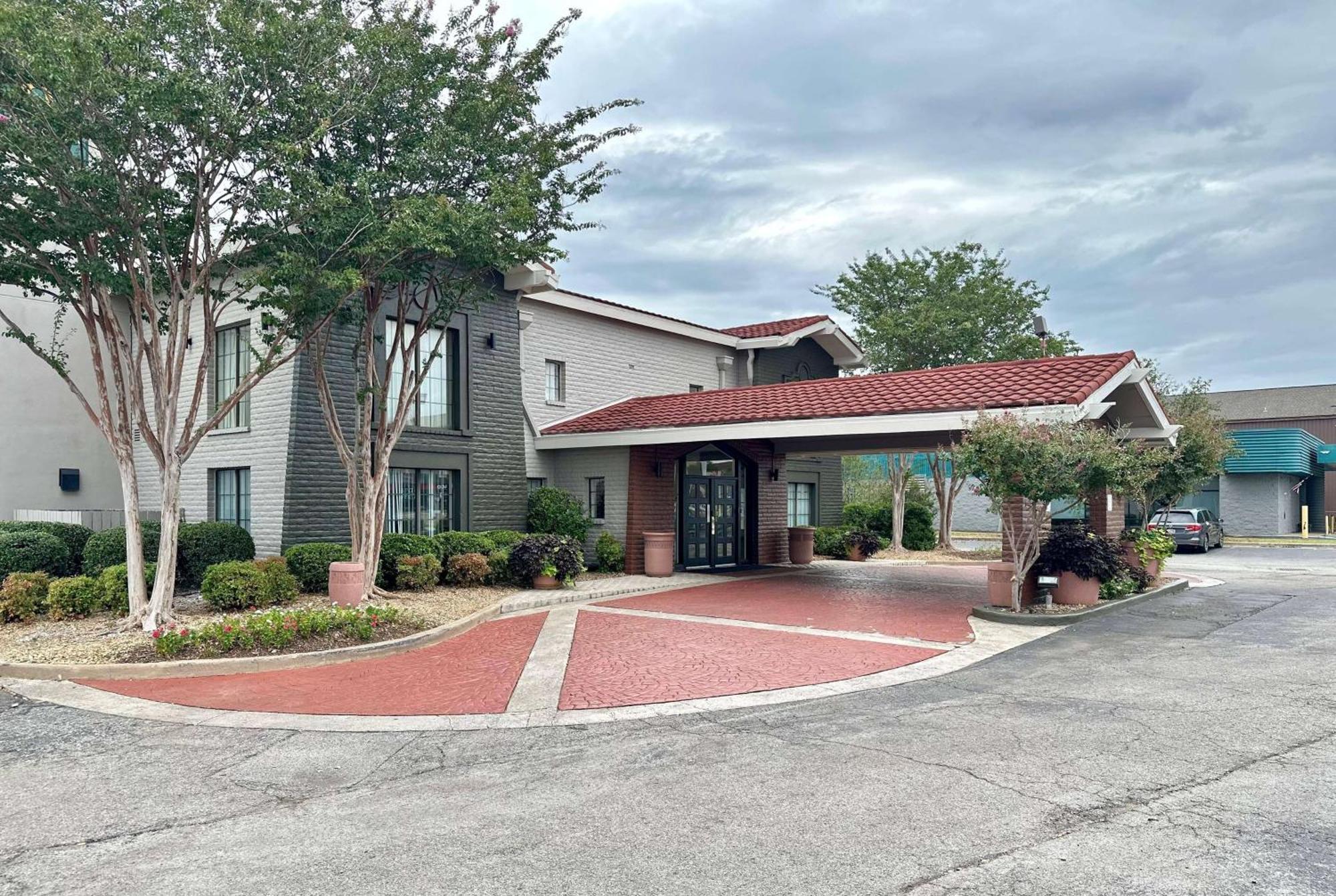 La Quinta Inn By Wyndham Huntsville Research Park Exterior photo