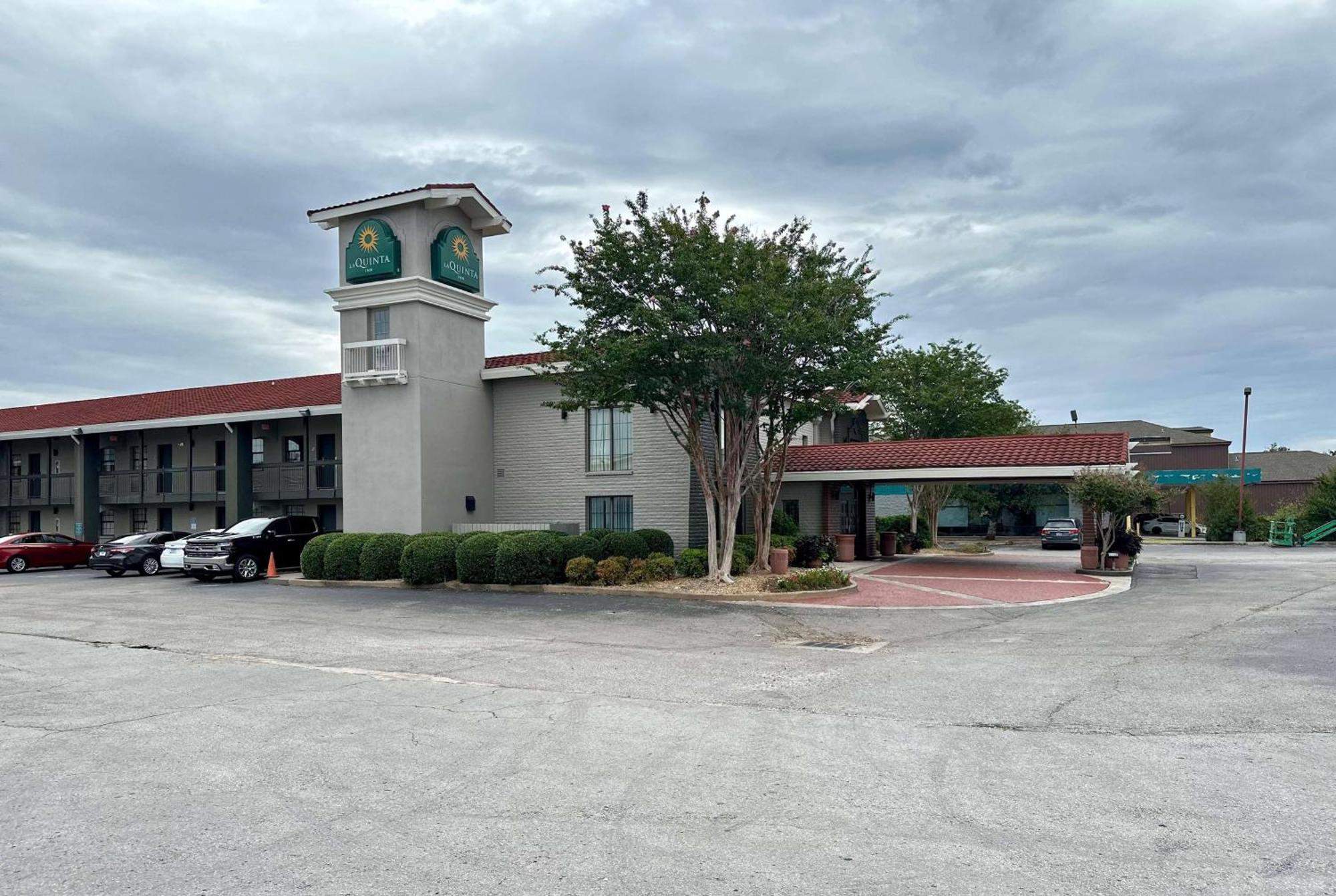 La Quinta Inn By Wyndham Huntsville Research Park Exterior photo